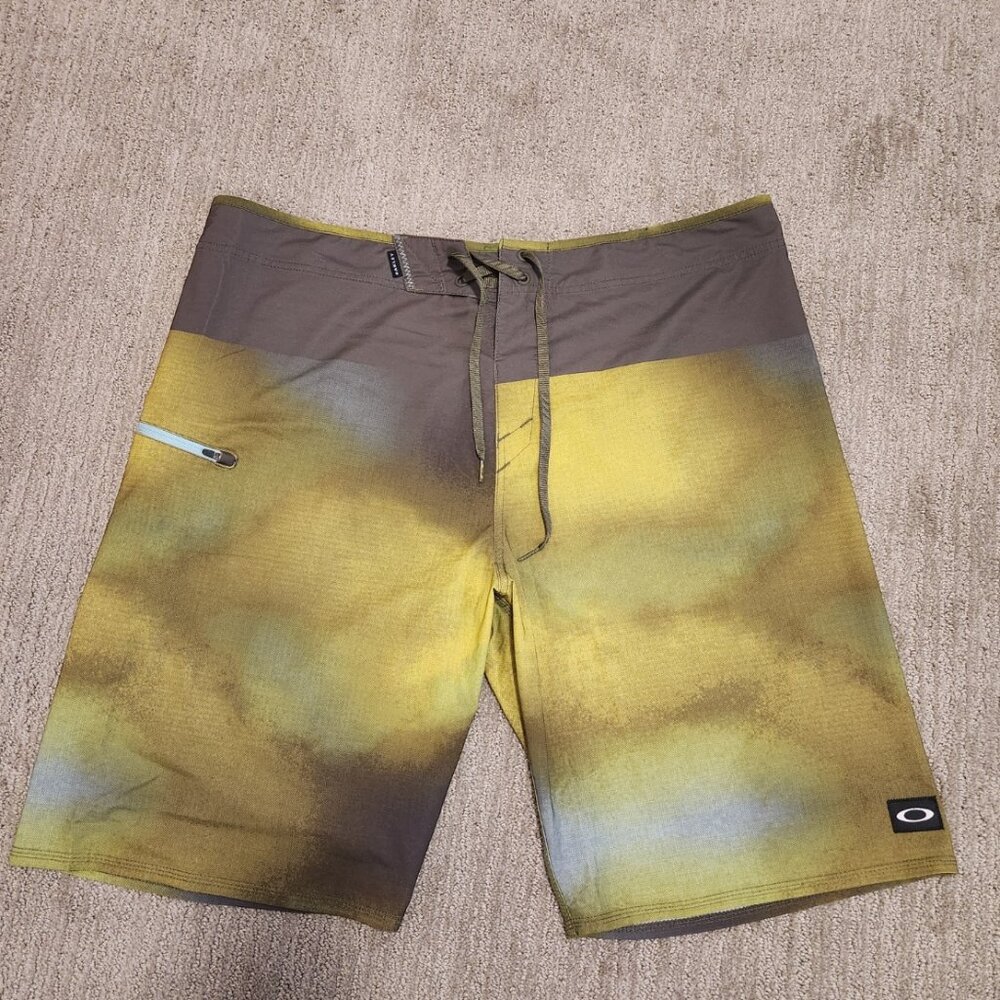 NWOT Men's Oakley Board Shorts Size 40 - Acid Green Gradient